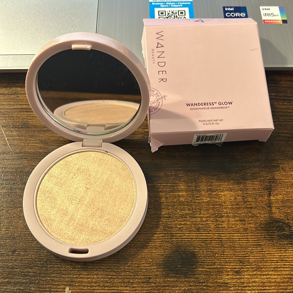 Wander “wandress glow”. Beautiful champagne pearl glow for face, body and eyes